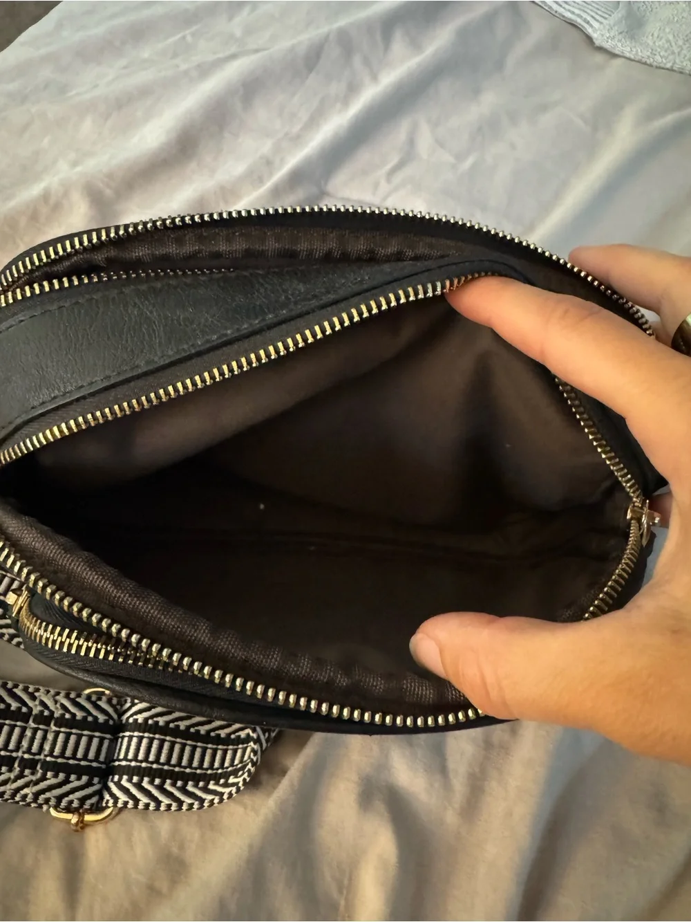 BOSTANTEN Black Pebble Leather Crossbody with Patterned Strap